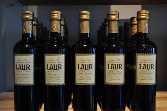 Linha de produtos da produtora de azeite Laur, em Mendoza, na Argentina